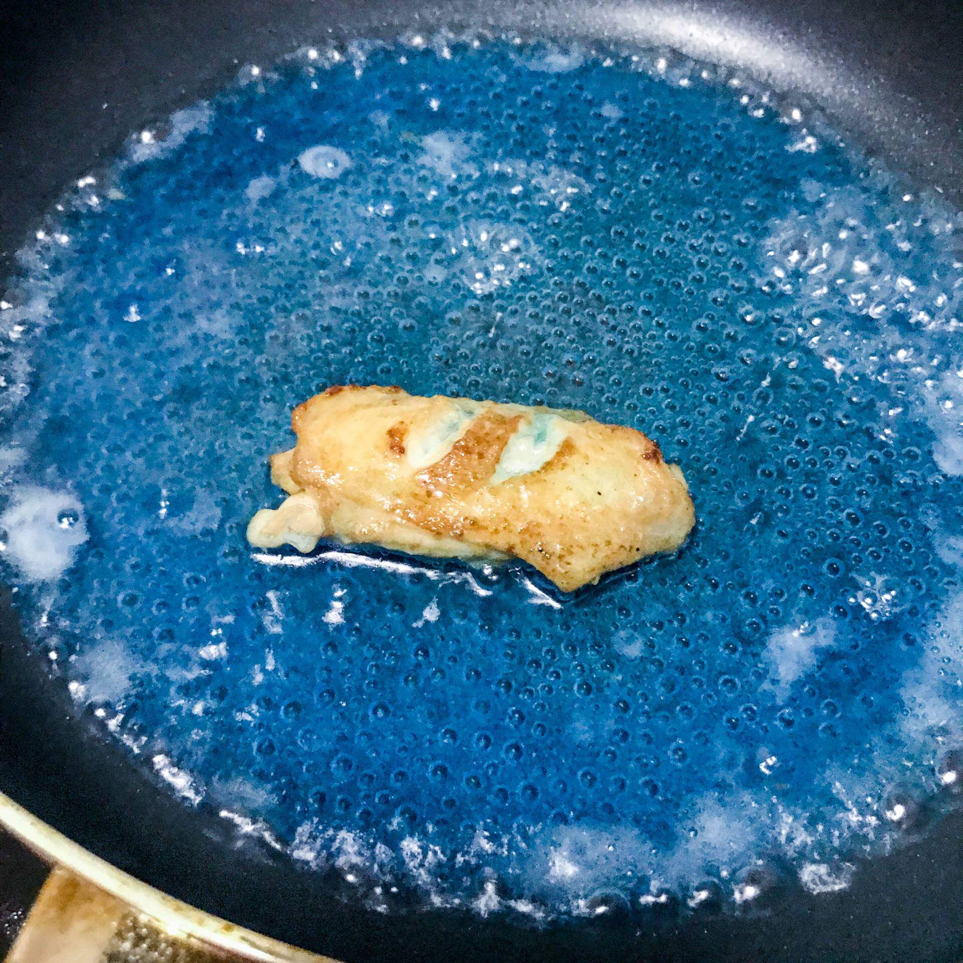 而大家如果用蓝色可乐做可乐鸡翅,会惊讶地发现做出的鸡翅是绿色的.