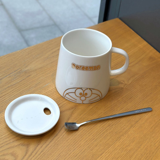 ドラえもん セラミックマグカップ 蓋＆ストロー付き - 450ml 漫画