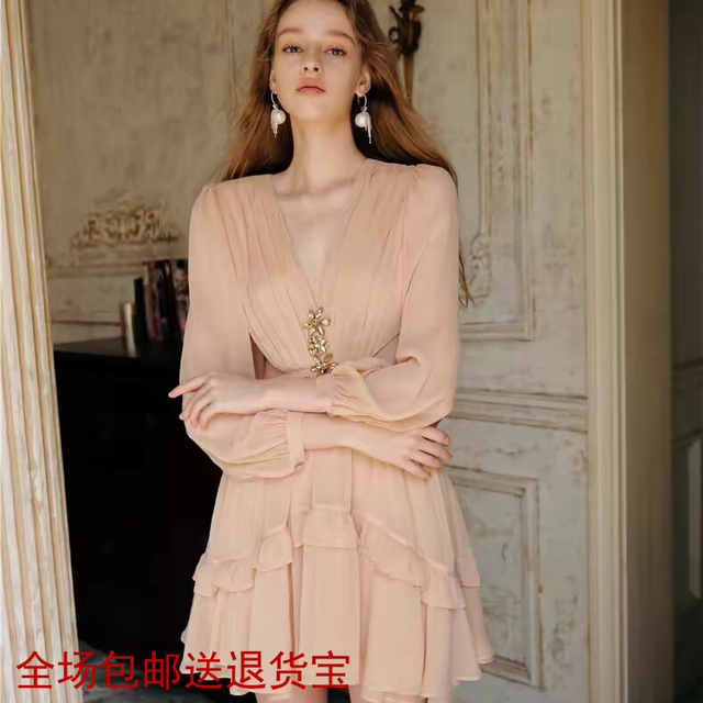 
French niche fashion 2025 design sense hollow rhinestone champagne powder long sleeve V-neck waist-hugging vacation dress for women