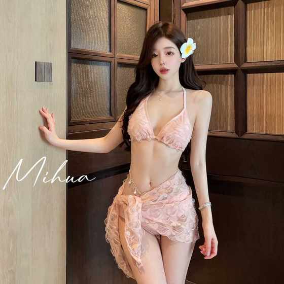 Beautiful swimsuit women's bikini three-piece set 2025 super sexy hot girl pure and sexy breasts gathered together to make her look slim on the beach vacation