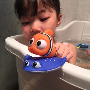 Men and girls Baby Bathing Floating Toy toy Water Spray Marine Animal Doll Dorinimo Clown Fish