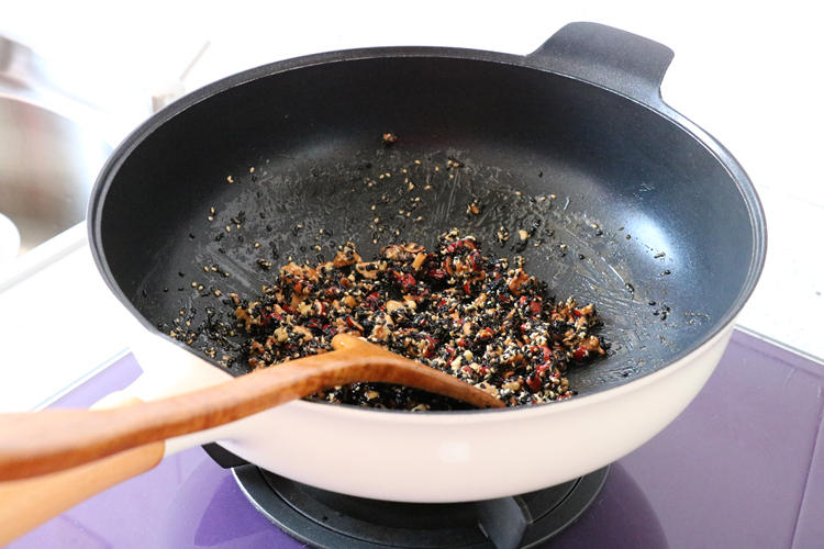 补血小零食,女人爱的核桃芝麻糖(图8) 补血小零食,女人爱的核桃芝麻糖(图8)