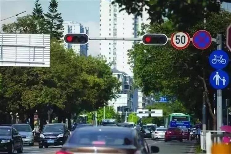 等红灯时,为啥大多数人都一直踩着刹车?-678汽车生活