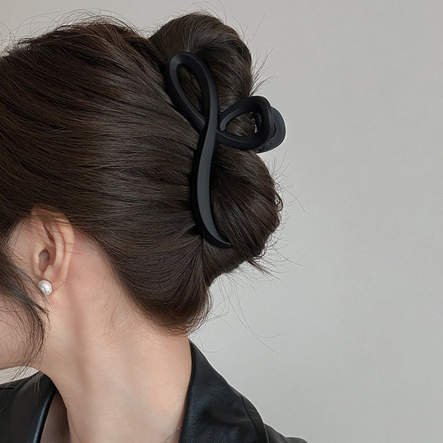 Simple and versatile water drop lines large hair clips for women with high-end temperament hair chuck hair clips for a lot of hair shark clips