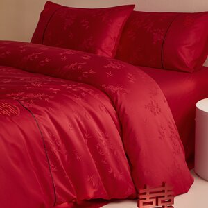 High -end Chinese wedding four -piece set of big red hi -character sheets are set to cotton cotton wedding bed products on the wedding room
