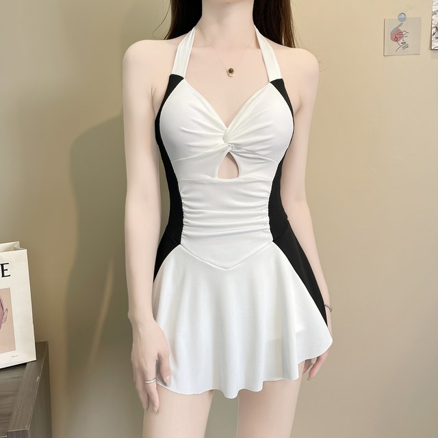 Beautiful swimsuit for women in summer 2025 new one-piece dress boxer pants to cover flesh to make them look slimming and high-end color-blocking hot spring swimsuit