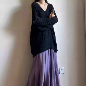 In the early autumn of the clothing, the thin cutout sweater is lazy and relaxed, the sweater black loose and the buttock top
