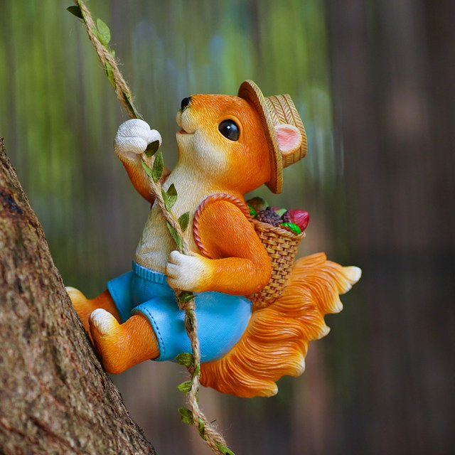 Cute climbing squirrel garden balcony wall hanging pot hanging kindergarten outdoor tree hanging pipe decoration landscaping ornaments