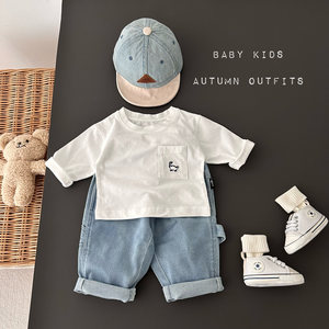 
Spring clothing for boys and girls, long-sleeved pullovers, spring clothes for infants and young children, versatile round neck white T-shirts for going out.