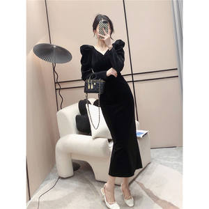 
A fashionable and elegant slim velvet dress with autumn and winter new high-waisted hip slit dress for women