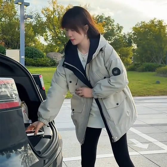 High-end European mid-length windbreaker 2026 winter new style hooded contrasting color waist plus velvet thickening jacket jacket