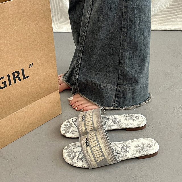 Super hot French flat sandals for women in summer wear fashionable and high-end 2025 new small fragrance style beach shoes