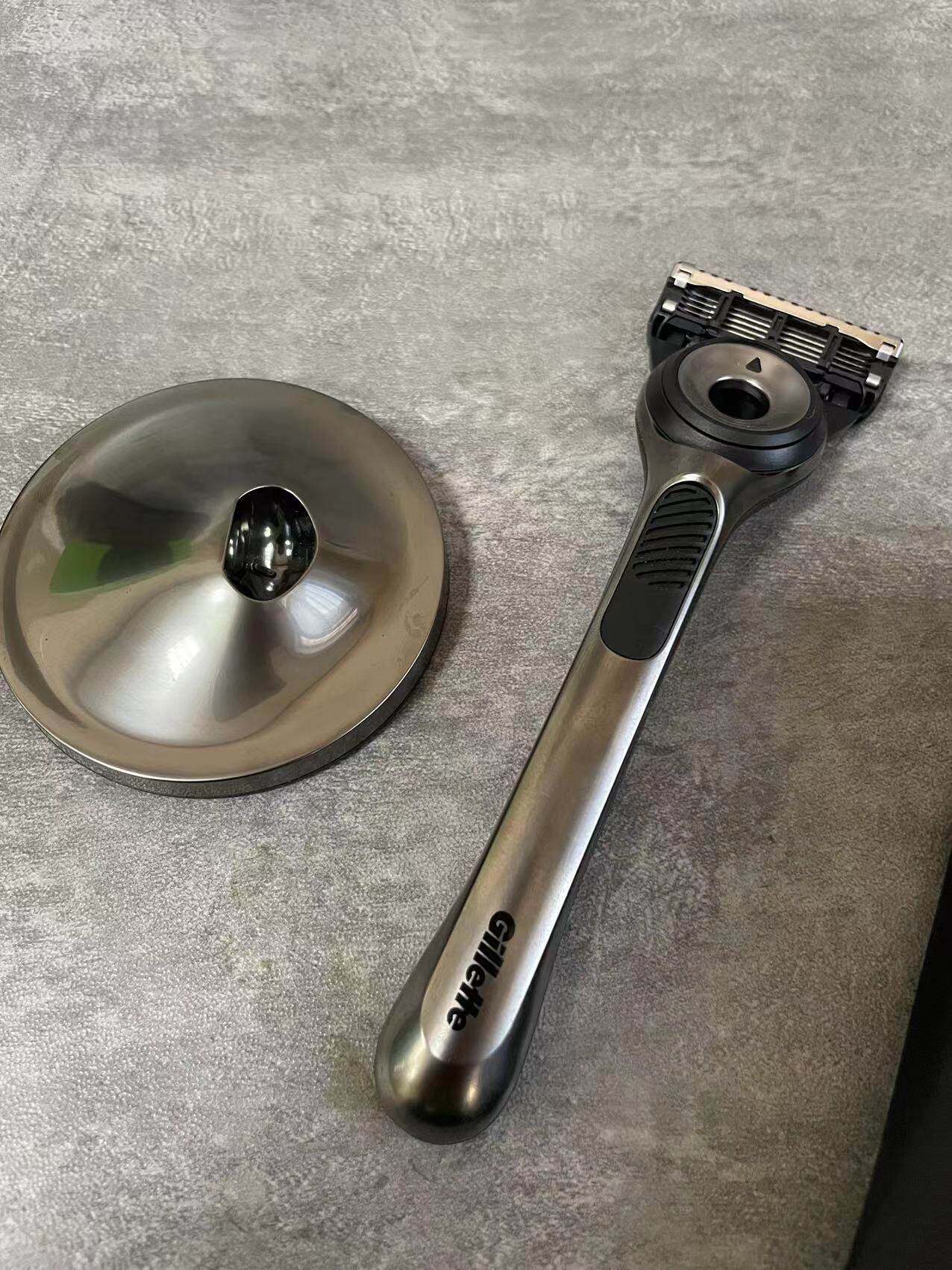 수입 질레트 랩스 시리즈 오로라 시리즈 5겹 수동 남성용 면도기에는 실리콘 커버가 함께 제공됩니다.