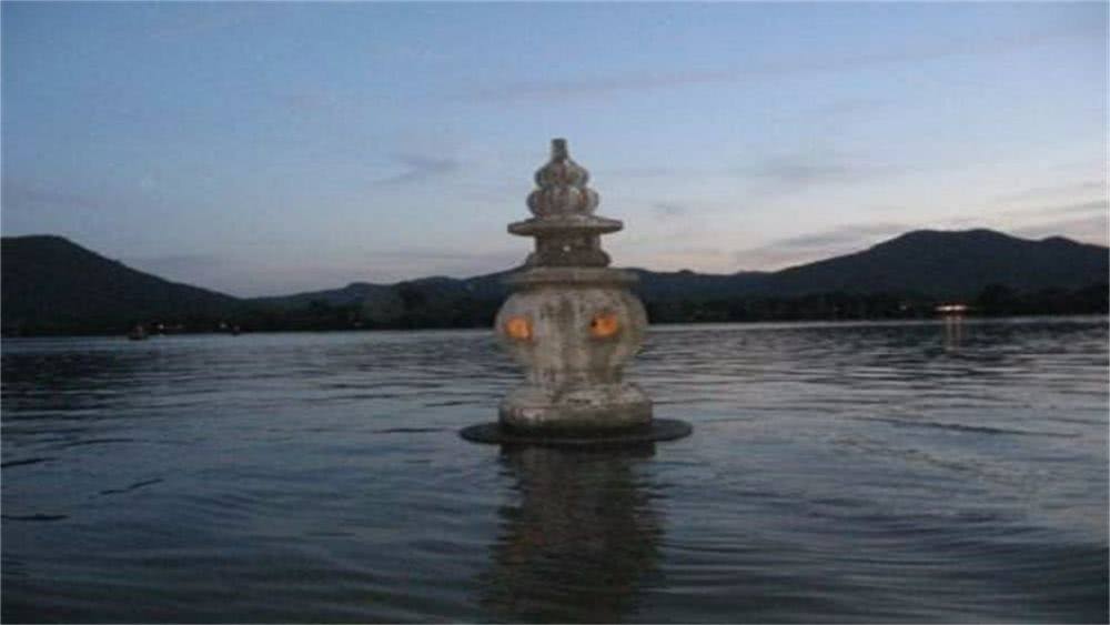 西湖中的三个石塔,它们的用处是什么?