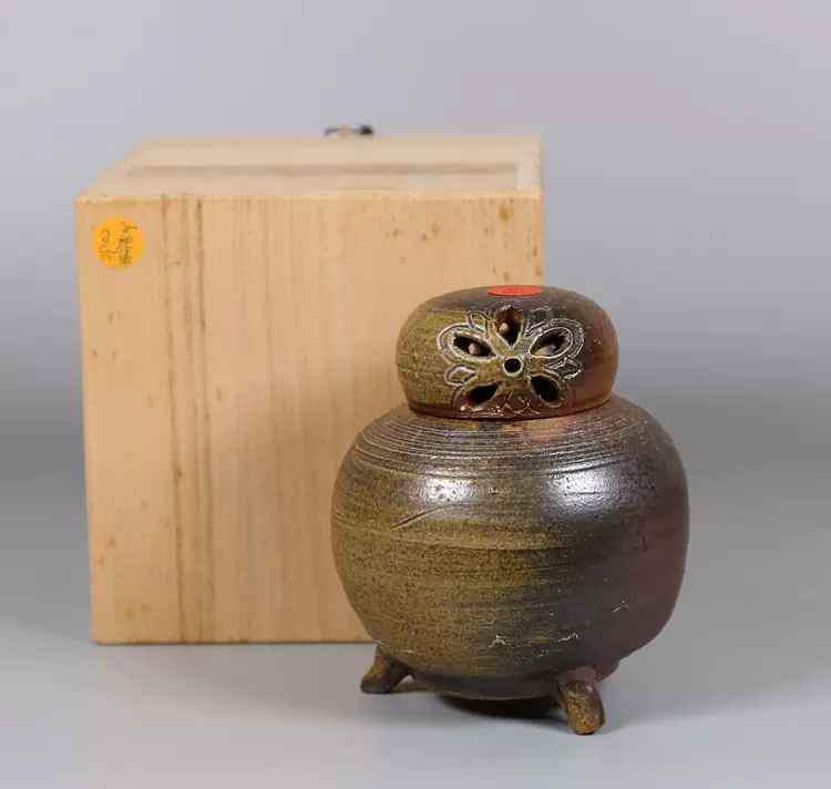 香炉，花入れ，佛具，骨董品 2023-18．須賀月真 三つ足香炉唐草透かし - 高岡銅器展示館