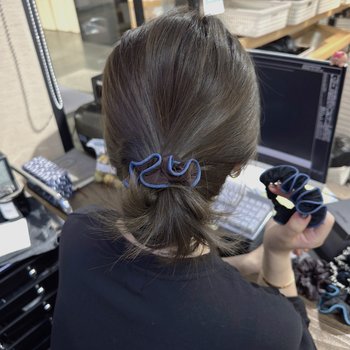 
Versatile high ponytail with small intestine hair tie with contrasting color fungus