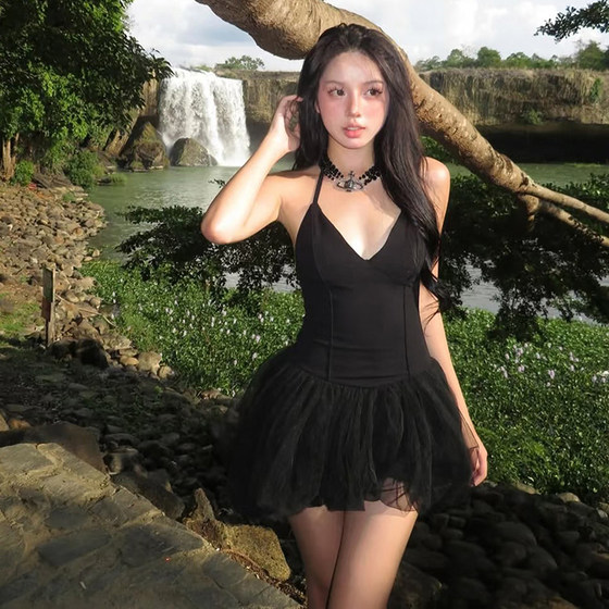 
Griffin girl Hepburn style sweet black V-neck suspender dress for women Lace spliced ​​high waist fluffy skirt