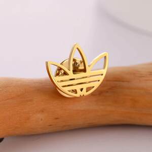 
Fashionable men and women's fashion clover brooch sports and casual jacket collar pin versatile metal clothing accessories