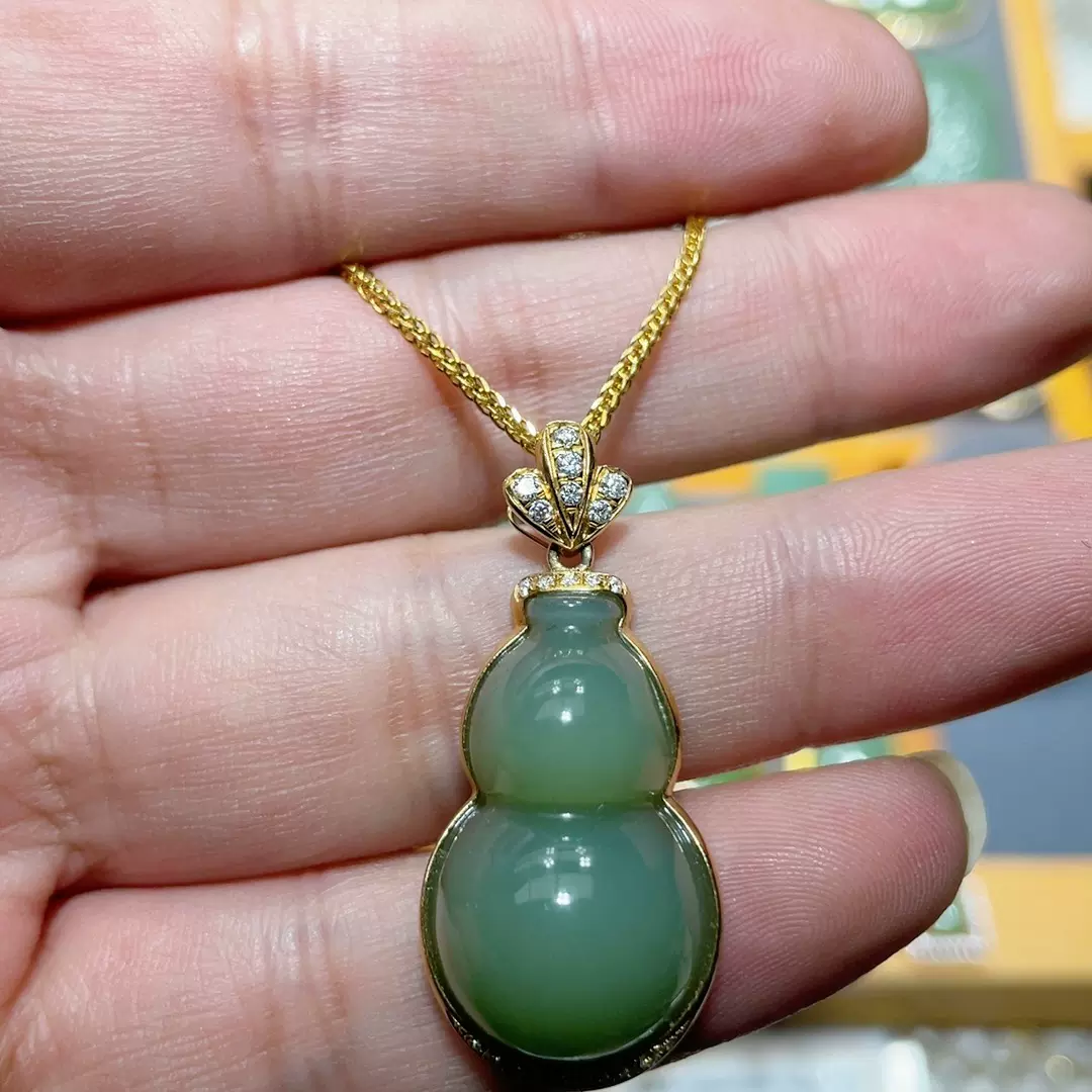 和田玉俄料碧玉无事牌18k金镶嵌肉质细腻，过眼过灯