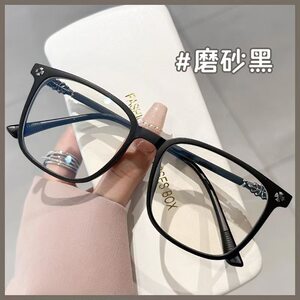 
Black-framed glasses for short-sighted women can be equipped with high-end eye frames with large frames to show the face and small anti-blue light flat glasses