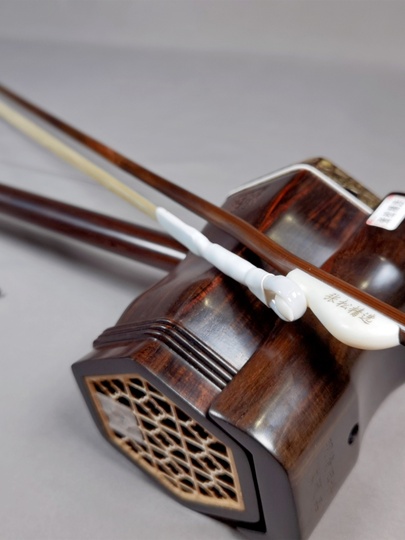 福建紫竹100%天然白馬尻尾の二胡弓です。送料無料 二胡 弓 ERB-100UB 張春甲無漂白馬毛弓 : 楽器のことなら