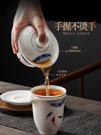 手描きの翡翠色の白磁茶碗 - 大ぶりの単独の茶碗