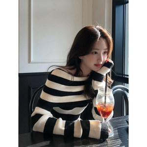
Korean black and white striped one-shoulder sweater for women in autumn and winter, light and mature style, slim-fitting inner layer, bottoming knitted sweater, off-shoulder top