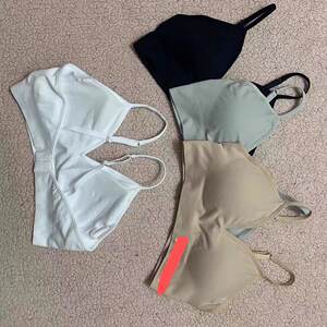 
American women's comfortable, skin-friendly, traceless, wire-free sports bra, V-neck, white thin strap, skin-colored girl