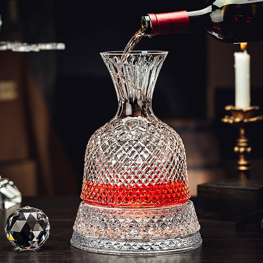 【高価値】 赤色ガラスデキャンタ 金色装飾付き（クリスタル 360 度回転 工芸品