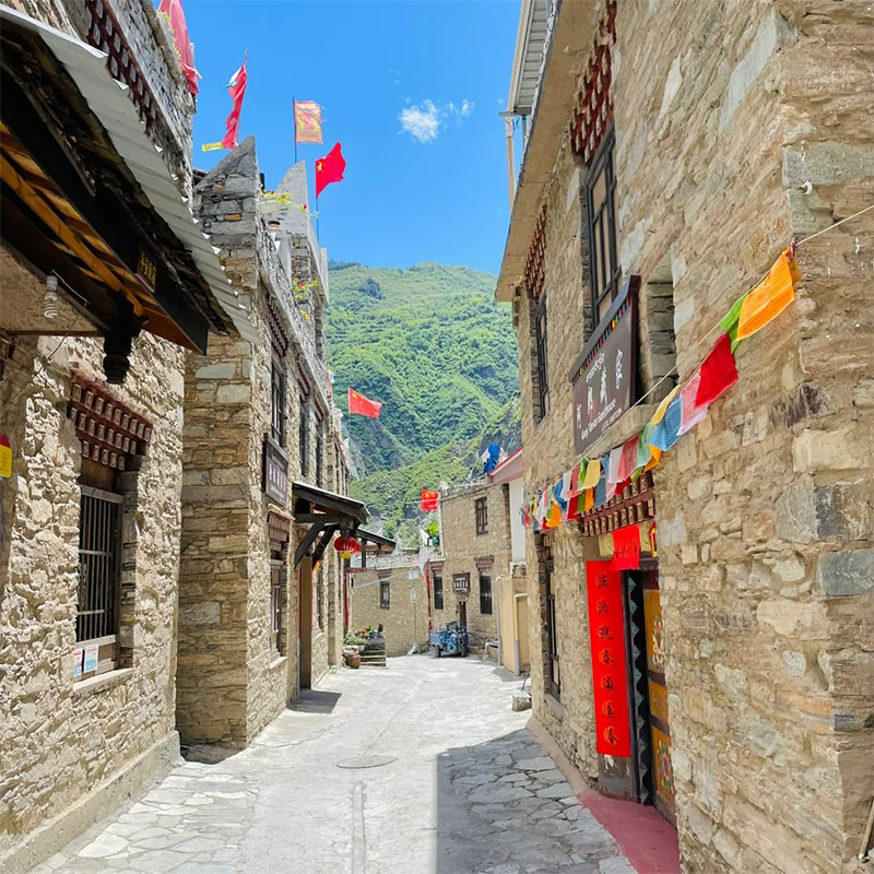 成都出发四姑娘山毕棚沟旅游+甘堡藏寨2天1晚8人小团跟团游