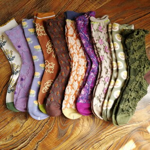 
Foreign trade spring and autumn cotton socks, pastoral style, sweet and beautiful flowers, small flower women's socks, embossed women's mid-calf socks, personalized ins