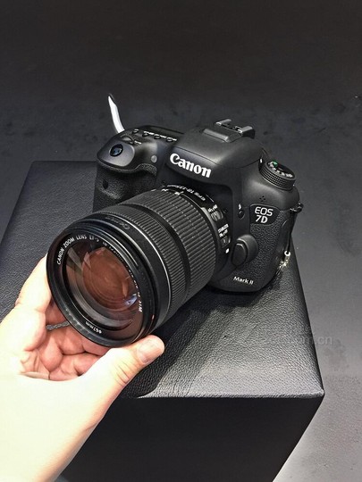 Canon EOS 7D Mark II 本体　デジタル一眼レフカメラ Amazon.co.jp: Canon EOS 7D Mark II Digital SLR Camera , blk