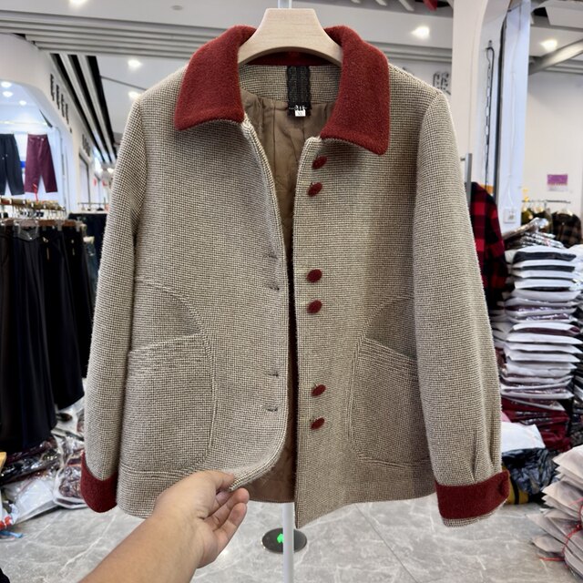 Fashionable mother's lapel small fragrance style 2025 autumn and winter short jacket age-reducing style contrasting color loose middle-aged and elderly tops