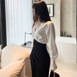 
Lienni 2025 autumn and winter new high-waisted, slim, fashionable and temperament long-sleeved waistline contrasting black and white dress for women