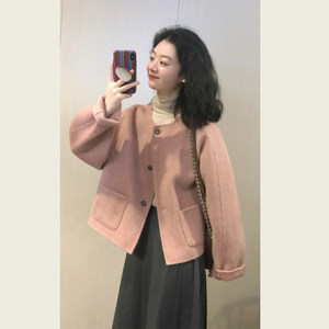 Autumn and winter Korean high -level sense of small people with high pair of woolen coats loose pink color hair woolen hair short women's short
