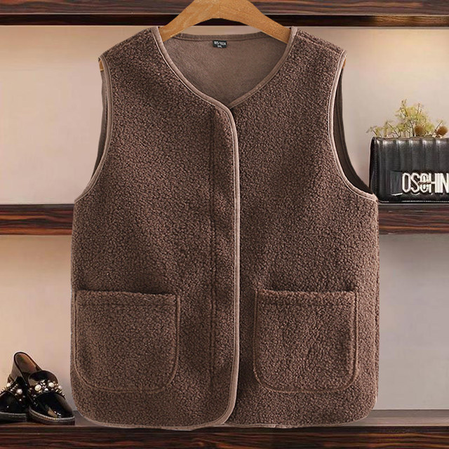 Middle-aged and elderly mothers wear autumn and winter clothes, cold-proof and warm fur integrated fur vest, old lady wears horse clips
