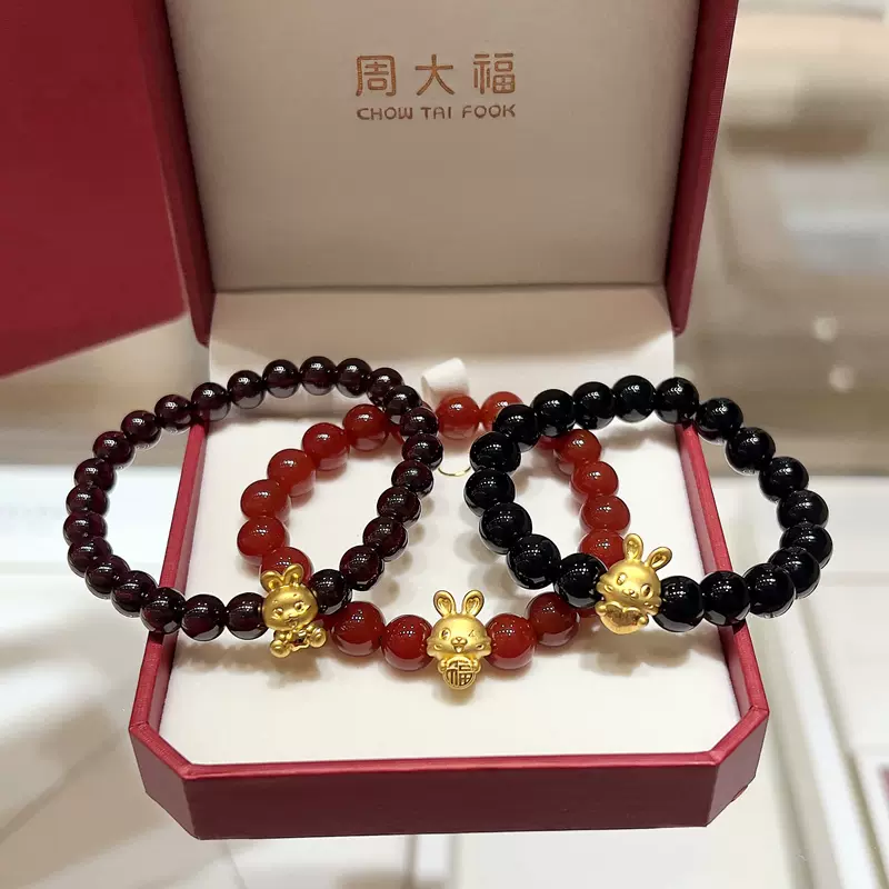 香港周大福兔年生肖兔子手链萌宠黄金红石榴石本命年男女玉髓手串 