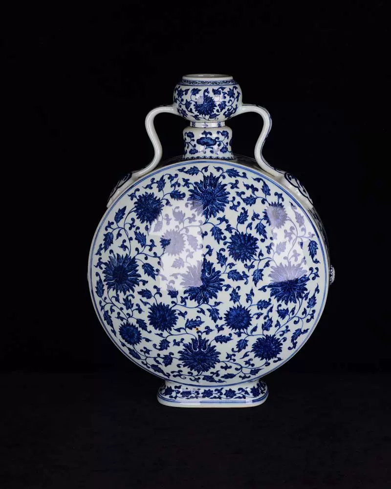 中国美術 清朝期 清代青花纏枝蓮紋花觚 染付蓮紋瓶 唐物 中国美術 清朝期 清代青花纏枝蓮紋花觚 染付蓮