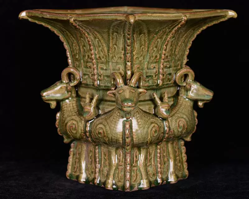 清乾隆官窯青花纏枝蓮佛家八寶八吉祥紋扁瓶