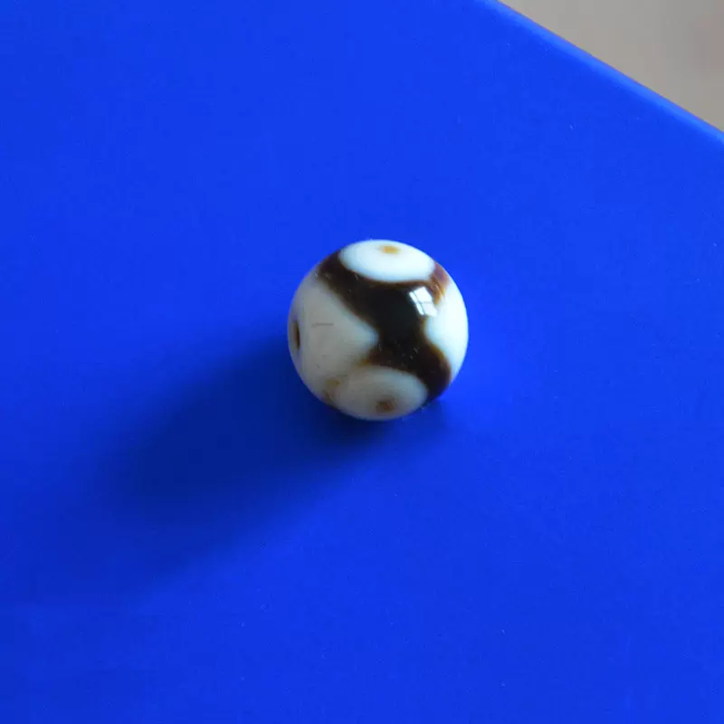 紅朱砂　虎牙三眼 高油朱砂虎牙三眼天珠包浆油润珠体饱满品相完美尺寸：12X37mm 三