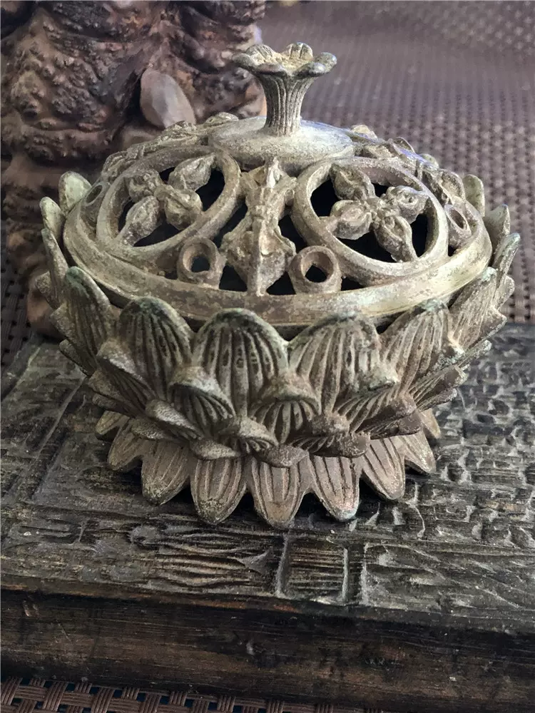 中国古美術品・珍品純銅製・高浮彫鎏金繍球香炉香囊・透彫・熏香炉・檀木箱付・香道具 老山檀｜香兽炉整料雕作，炉呈四足，如意双耳炉身浮雕兽头缠枝纹