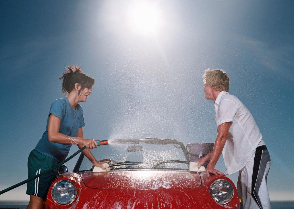 爱打扮(www.idaban.cn)，夏天洗车要注意，这样做还真不如不洗！12