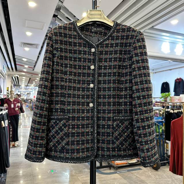 Fashionable mother's style small fragrant style short coat 2025 spring and autumn new style foreign style middle-aged woolen coat top