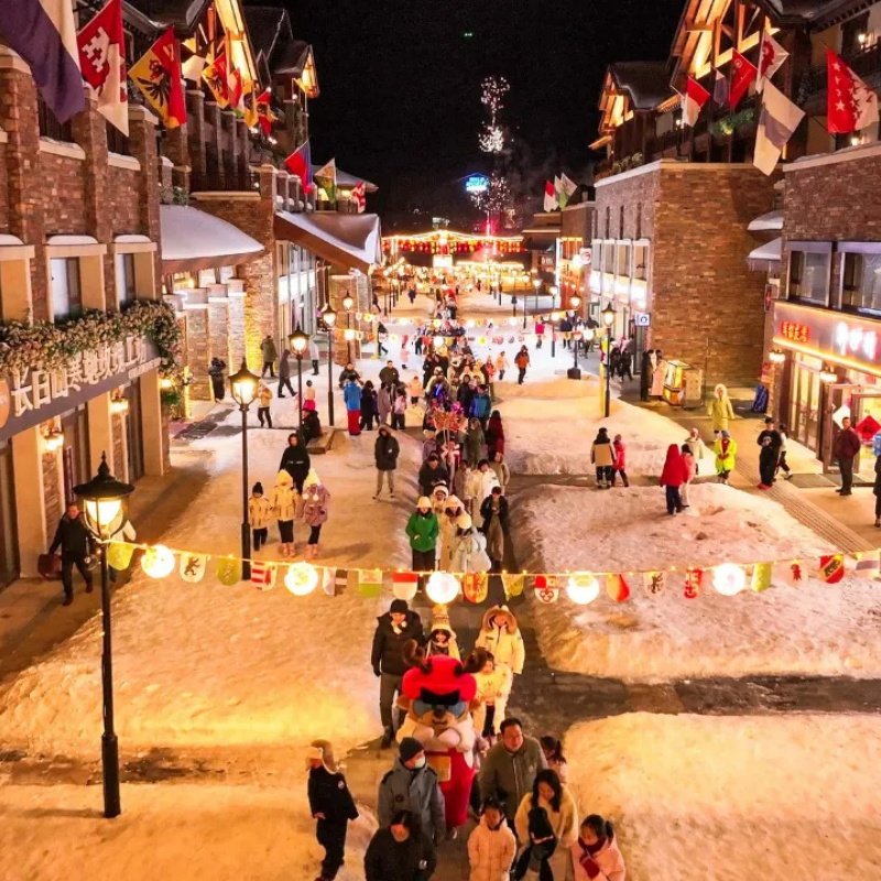 【家庭超值购】3天2晚长白山郝力克酒店+滑雪+温泉+鹿苑+越野车+冬季夜游+特色活动