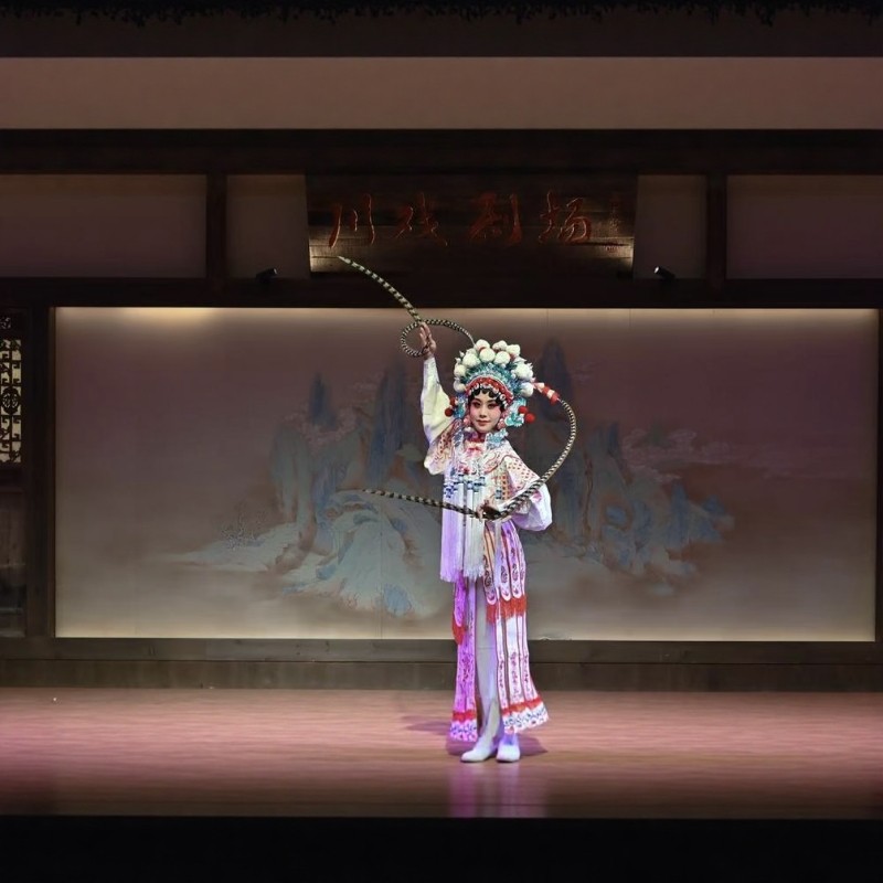 【乐享】成都太古里禧玥酒店玥雅大床房1晚+双人蜀艺·川戏剧场演艺+双人“熊猫巴士”