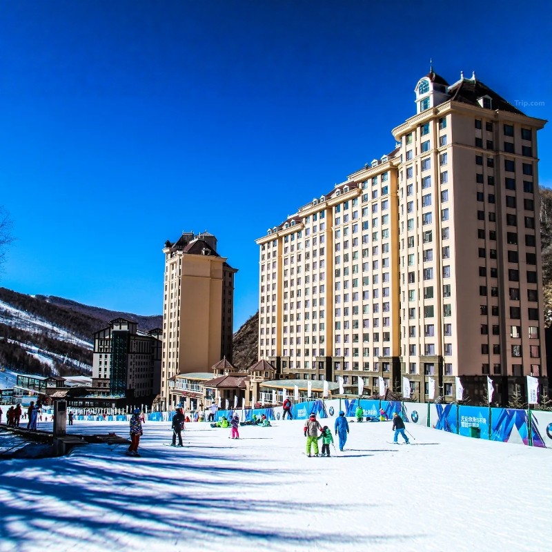 崇礼张家口万龙滑雪场国际酒店公寓1晚+滑雪票+温泉票+早餐+高铁接驳车