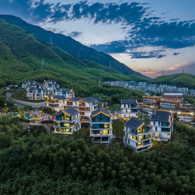 【冰雪季2日无限畅滑】1晚安吉云上草原度假酒店云山境/半山隐竹任选+云上草原滑雪票