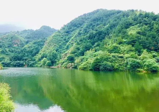 高山湖泊图片