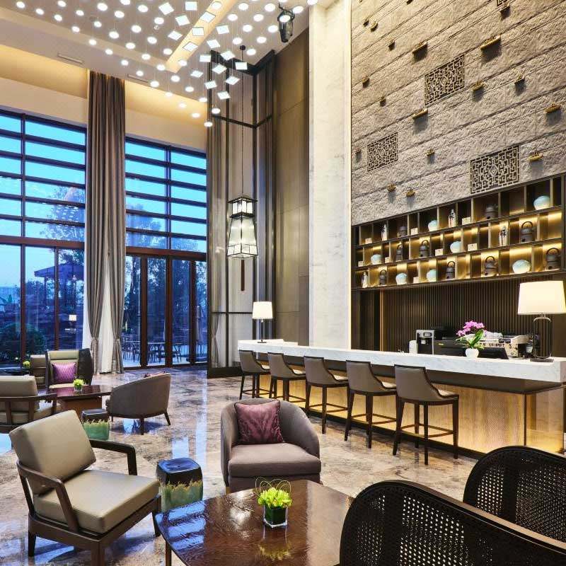 无锡融创皇冠假日酒店1晚+双人热血/三国/鼋头渚/晚餐+双人自助早餐