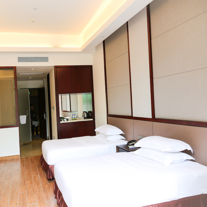 汕尾深汕合作区水底山温泉庄园108米无边际泳池温泉可选别墅私家泡池套餐保利希尔顿